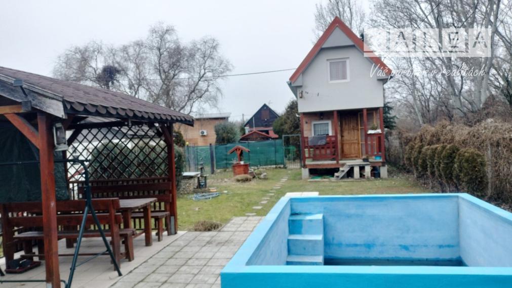 Neváhajte a kúpte si krásnu chatu s murovaným bazénom v Kráľovej nad Váhom