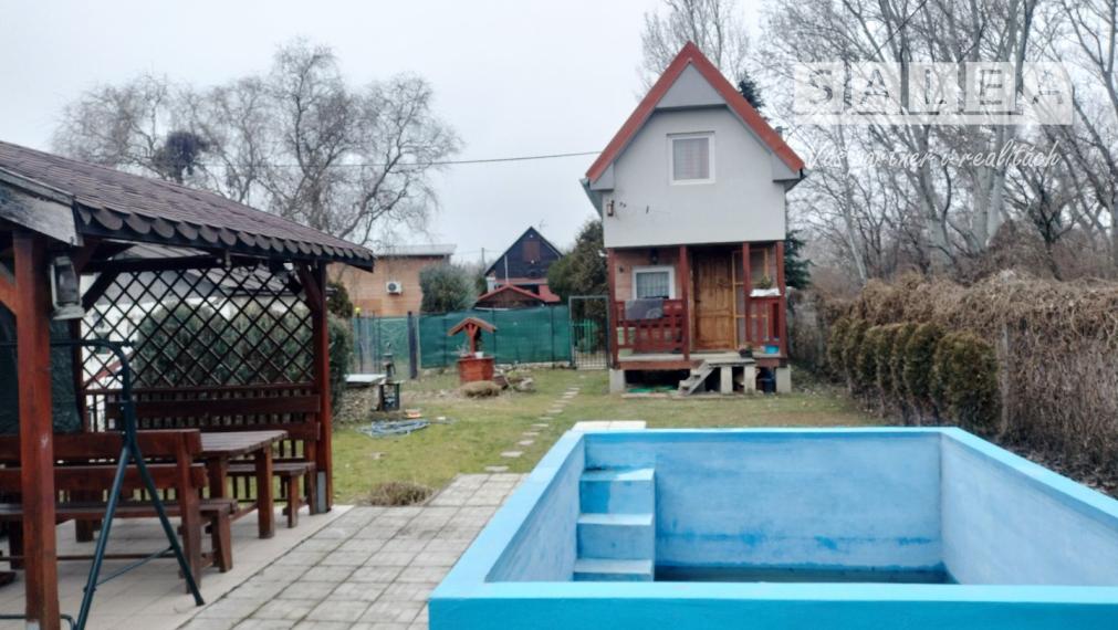 Neváhajte a kúpte si krásnu chatu s murovaným bazénom v Kráľovej nad Váhom