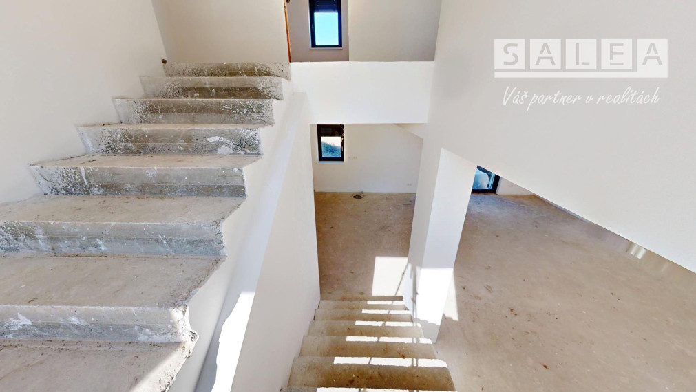 Exkluzívny poschodový dom v lukratívnej lokalite v Čunove, 286 m2, slnečný pozemok 571 m2