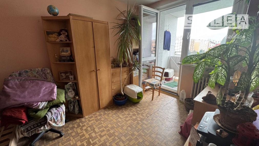 Rezervované!Trojizbový byt s loggiou v Pezinku v pôvodnom stave, ideálny na rekonštrukciu, 62 m2, výborná lokalita