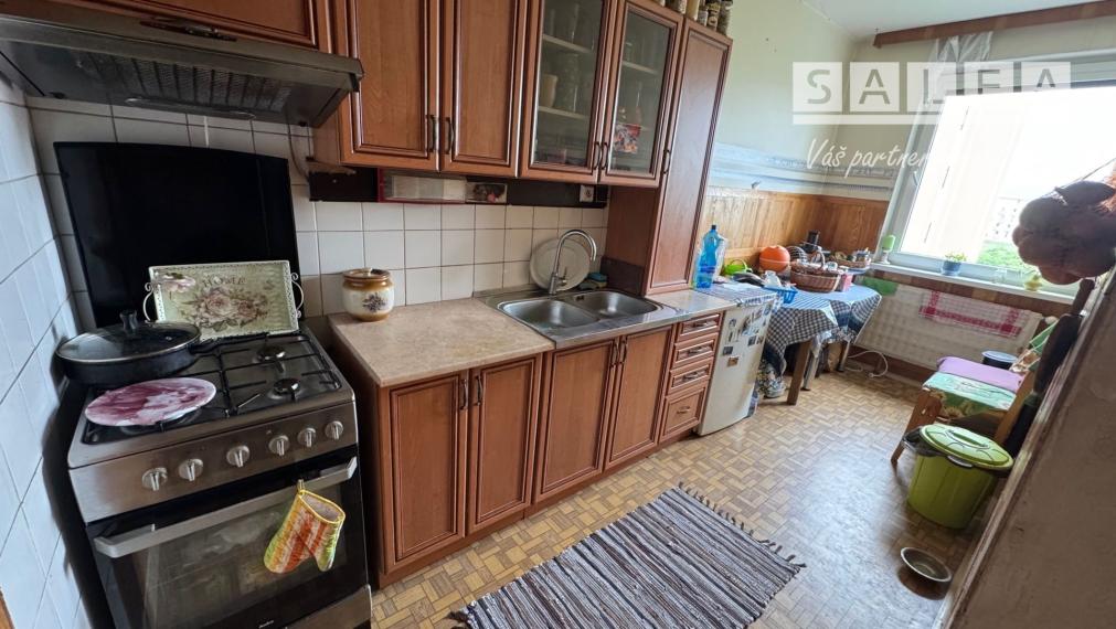 Rezervované!Trojizbový byt s loggiou v Pezinku v pôvodnom stave, ideálny na rekonštrukciu, 62 m2, výborná lokalita