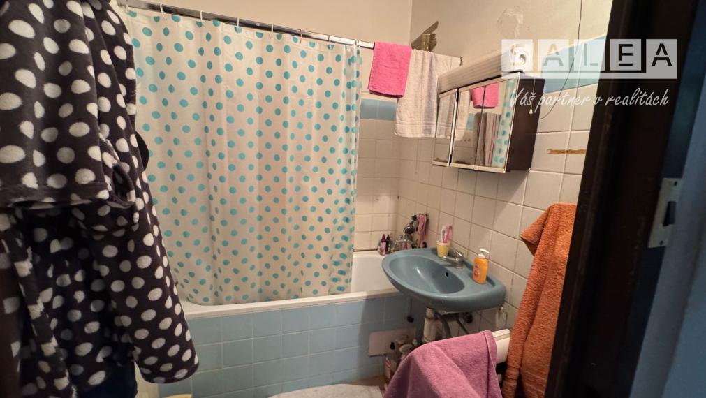 Rezervované!Trojizbový byt s loggiou v Pezinku v pôvodnom stave, ideálny na rekonštrukciu, 62 m2, výborná lokalita