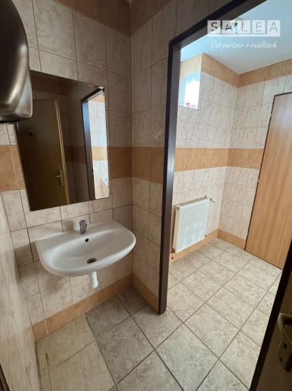 Na prenájom priestor na prevádzku alebo služby v Šaľa-Veča s bytom na poschodí