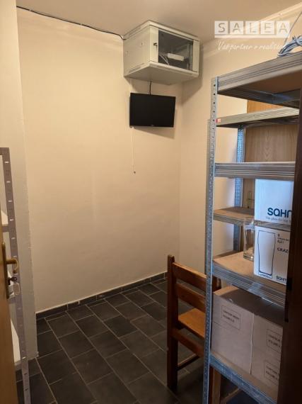 Na prenájom priestor na prevádzku alebo služby v Šaľa-Veča s bytom na poschodí
