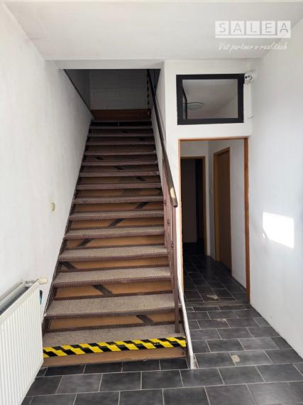 Na prenájom priestor na prevádzku alebo služby v Šaľa-Veča s bytom na poschodí