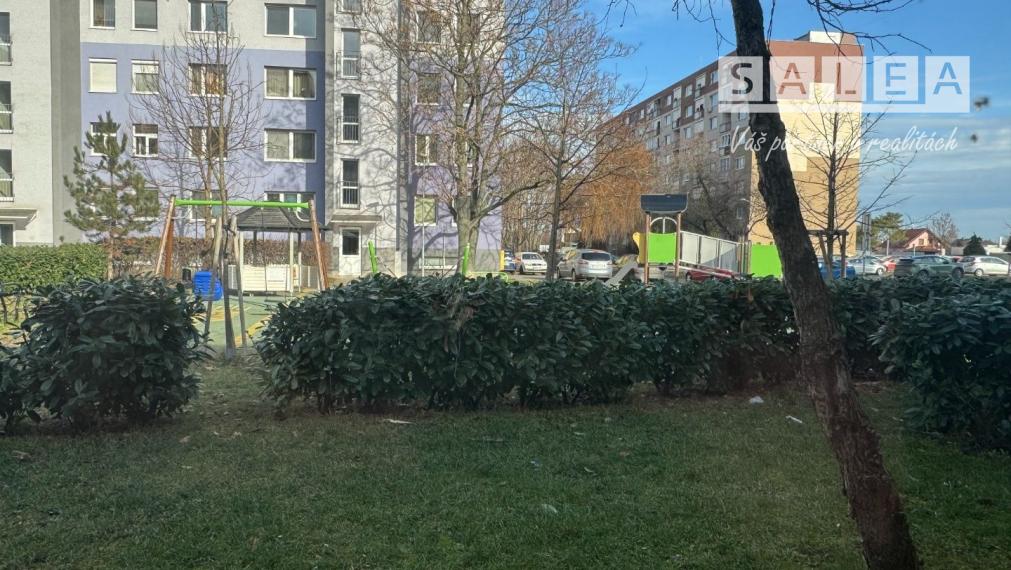 Na prenájom priestor na prevádzku alebo služby v Šaľa-Veča s bytom na poschodí