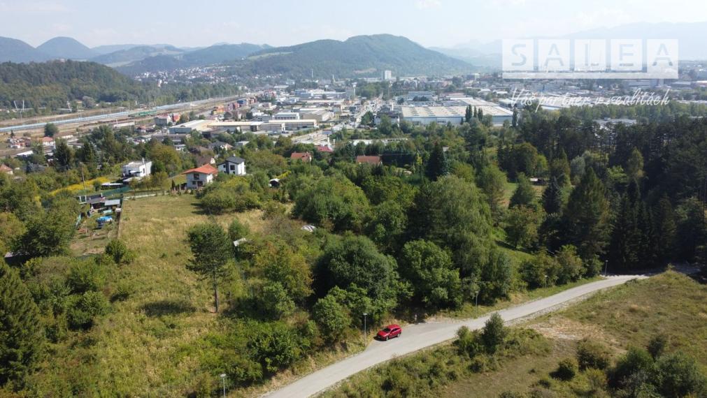 STRÁŽOV - POZEMOK O VÝMERE  1738m2