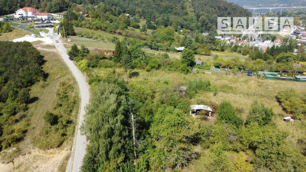 STRÁŽOV - POZEMOK O VÝMERE  1738m2