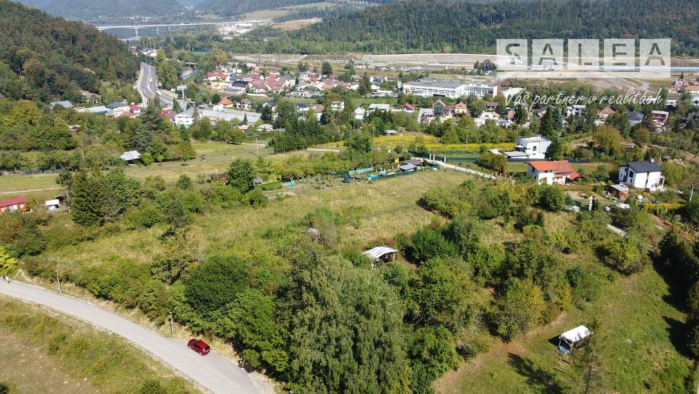 STRÁŽOV - POZEMOK O VÝMERE  1738m2