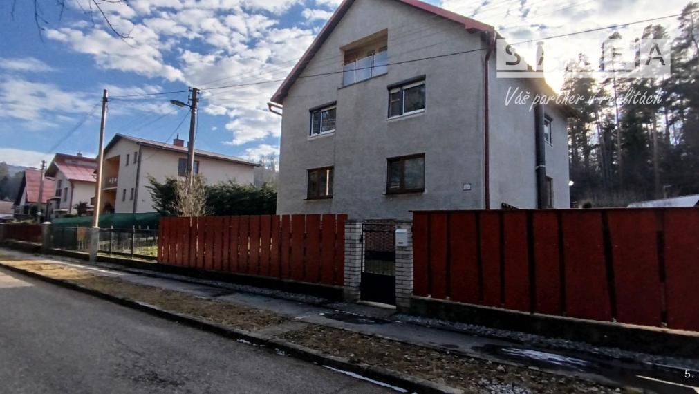 Exkluzívne. Rodinný dom v tichej lokalite pod lesom v Prakovciach