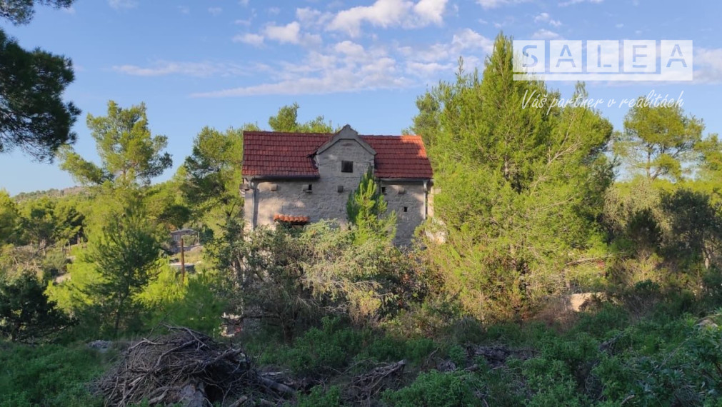 CHORVÁTSKO, OSTROV BRAČ - KAMENNÝ DOM ZO 16. STOROČIA, ZÁTOKA SALBUNARA, DALMÁCIA