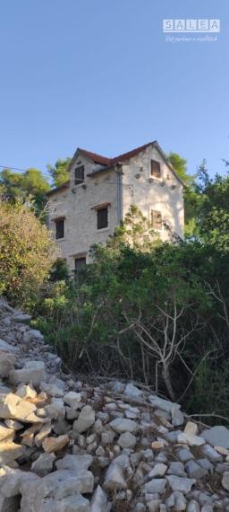 CHORVÁTSKO, OSTROV BRAČ - KAMENNÝ DOM ZO 16. STOROČIA, ZÁTOKA SALBUNARA, DALMÁCIA