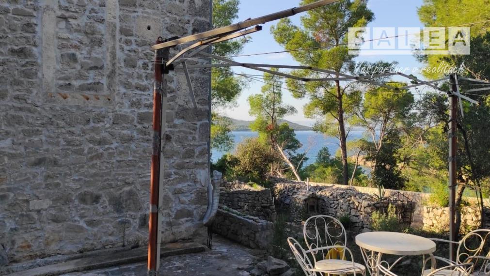 CHORVÁTSKO, OSTROV BRAČ - KAMENNÝ DOM ZO 16. STOROČIA, ZÁTOKA SALBUNARA, DALMÁCIA