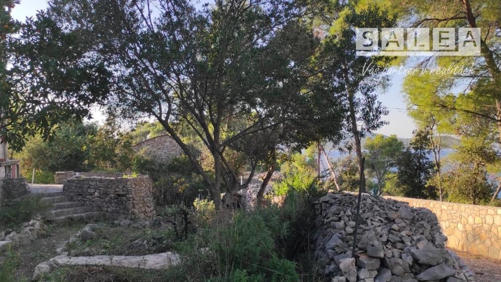 CHORVÁTSKO, OSTROV BRAČ - KAMENNÝ DOM ZO 16. STOROČIA, ZÁTOKA SALBUNARA, DALMÁCIA