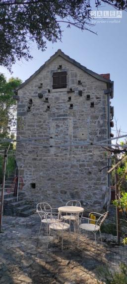 CHORVÁTSKO, OSTROV BRAČ - KAMENNÝ DOM ZO 16. STOROČIA, ZÁTOKA SALBUNARA, DALMÁCIA