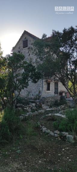 CHORVÁTSKO, OSTROV BRAČ - KAMENNÝ DOM ZO 16. STOROČIA, ZÁTOKA SALBUNARA, DALMÁCIA