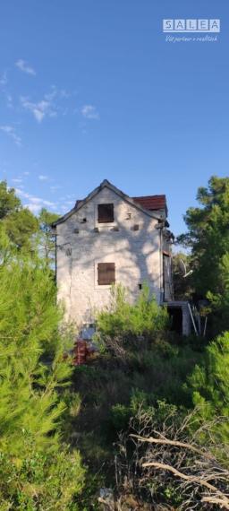 CHORVÁTSKO, OSTROV BRAČ - KAMENNÝ DOM ZO 16. STOROČIA, ZÁTOKA SALBUNARA, DALMÁCIA