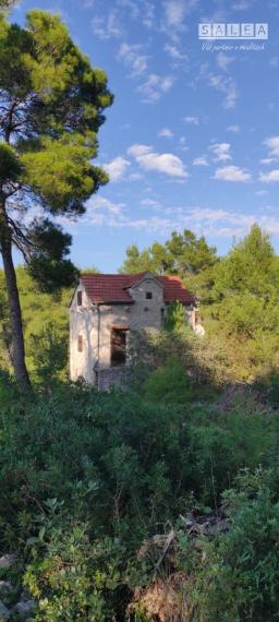 CHORVÁTSKO, OSTROV BRAČ - KAMENNÝ DOM ZO 16. STOROČIA, ZÁTOKA SALBUNARA, DALMÁCIA