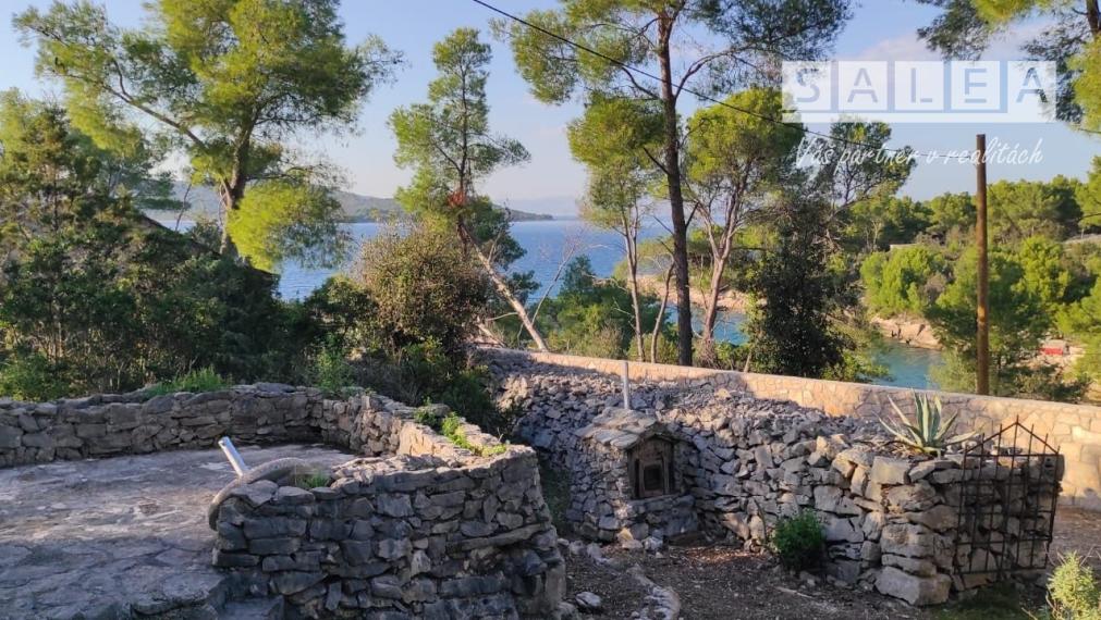 CHORVÁTSKO, OSTROV BRAČ - KAMENNÝ DOM ZO 16. STOROČIA, ZÁTOKA SALBUNARA, DALMÁCIA