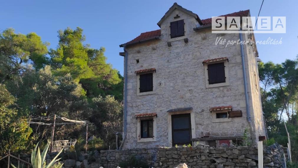 CHORVÁTSKO, OSTROV BRAČ - KAMENNÝ DOM ZO 16. STOROČIA, ZÁTOKA SALBUNARA, DALMÁCIA