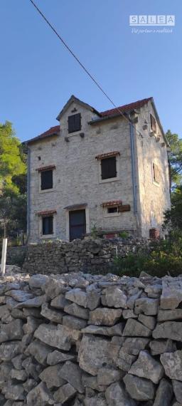 CHORVÁTSKO, OSTROV BRAČ - KAMENNÝ DOM ZO 16. STOROČIA, ZÁTOKA SALBUNARA, DALMÁCIA