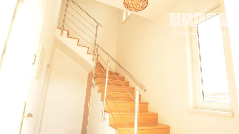 NOVÁKY - POLYFUNKČNÝ DOM + GARÁŽE + POZEMOK 948m2