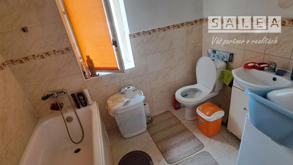 Bytová jednotka v rodinnom dome so  záhradou.