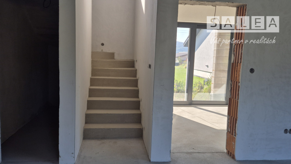 HLINIK NAD VÁHOM - NOVOSTAVBA 5 IZBOVÝ RD + 849m2 POZEMOK