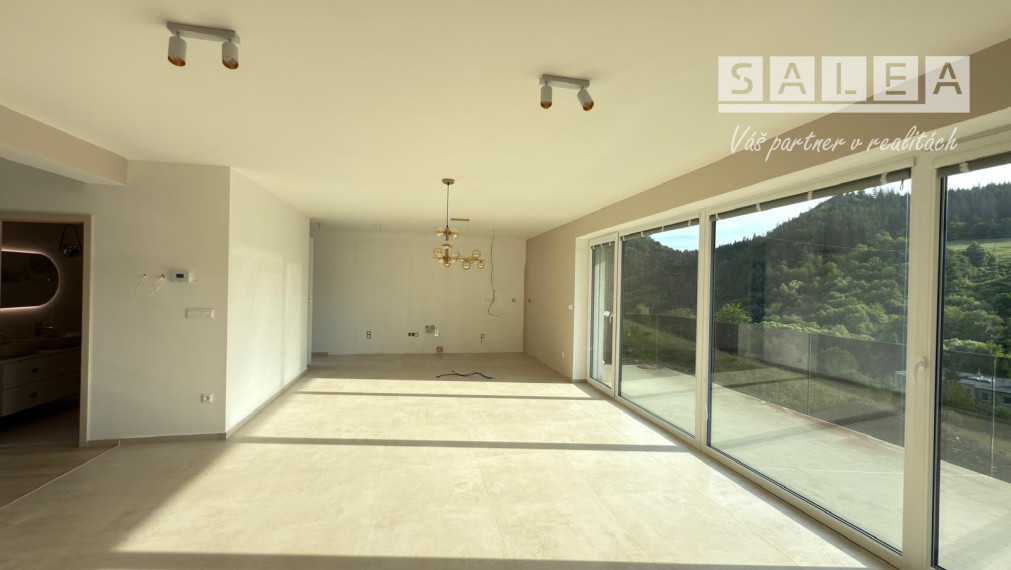 DIVINA - EXKLUZÍVNY 4 IZBOVÝ RODINNÝ DOM - UŽ LEN NASŤAHOVAŤ