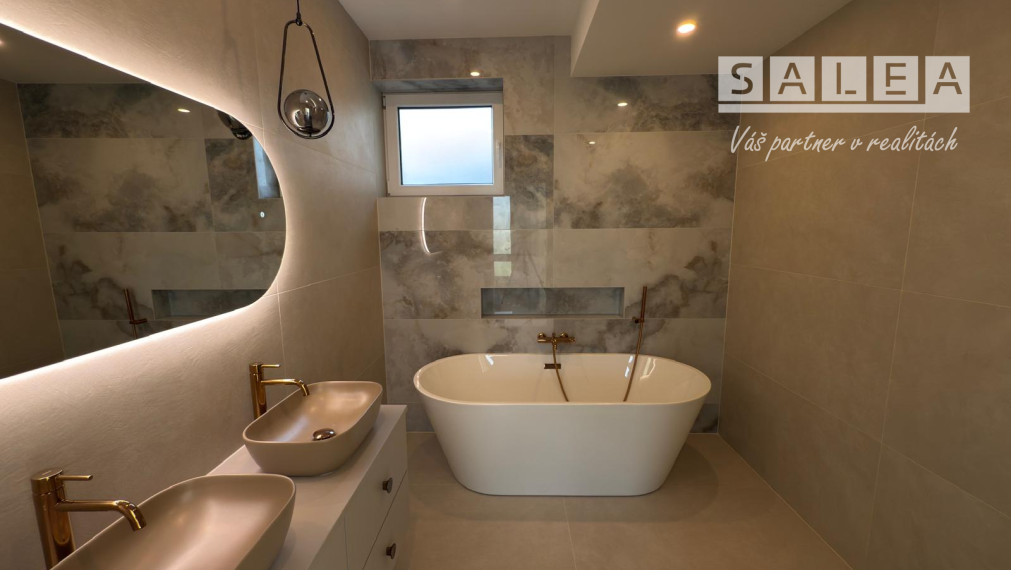 DIVINA - EXKLUZÍVNY 4 IZBOVÝ RODINNÝ DOM - UŽ LEN NASŤAHOVAŤ