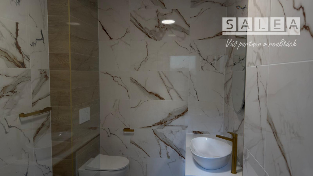 DIVINA - EXKLUZÍVNY 4 IZBOVÝ RODINNÝ DOM - UŽ LEN NASŤAHOVAŤ