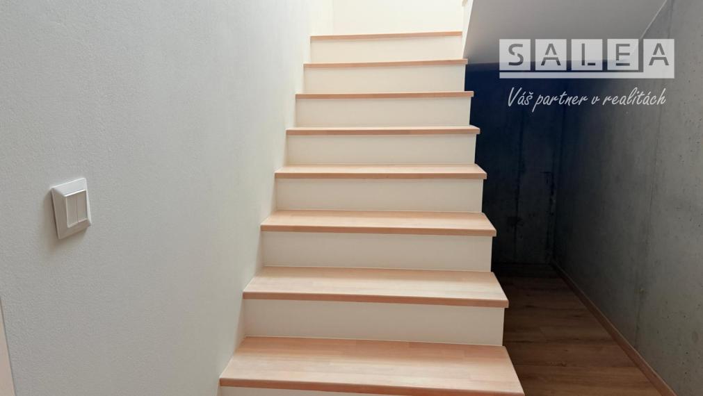 DIVINA - EXKLUZÍVNY 4 IZBOVÝ RODINNÝ DOM - UŽ LEN NASŤAHOVAŤ