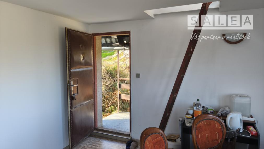 Záhradná chata s pozemkom v meste Vrbové o výmere 400m2.