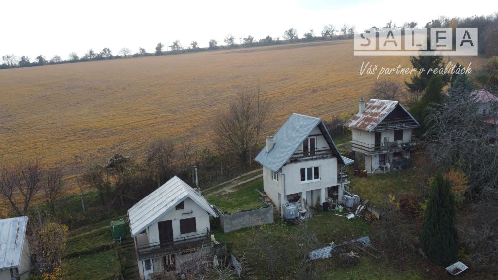 Záhradná chata s pozemkom v meste Vrbové o výmere 400m2.