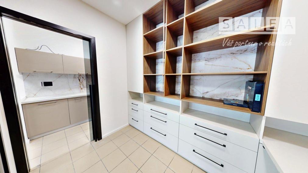 OBCHODNÝ PRIESTOR, 91m2, ŽILINA - CENTRUM, PRI OC DUBEŇ