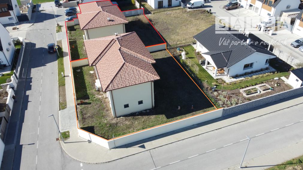 Exkluzívny poschodový dom v lukratívnej lokalite v Čunove, 286 m2, slnečný pozemok 571 m2