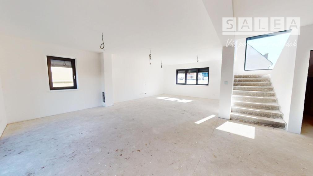 Exkluzívny poschodový dom v lukratívnej lokalite v Čunove, 286 m2, slnečný pozemok 571 m2