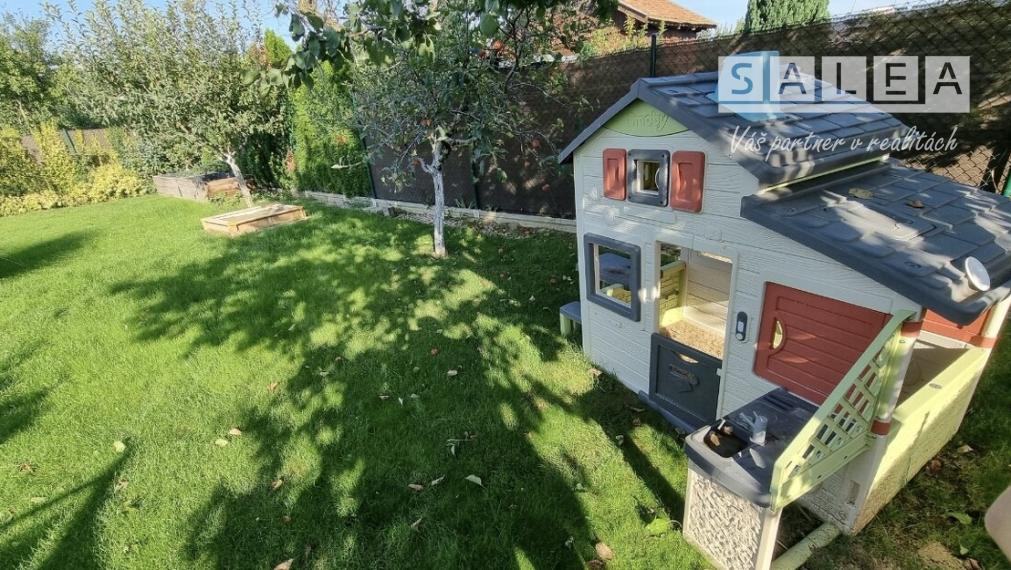 Krásna záhrada v Šali 305 m2 s chatkou pri futbalovom štadióne