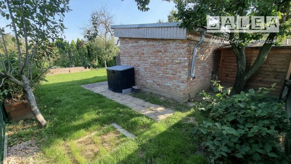 Krásna záhrada v Šali 305 m2 s chatkou pri futbalovom štadióne