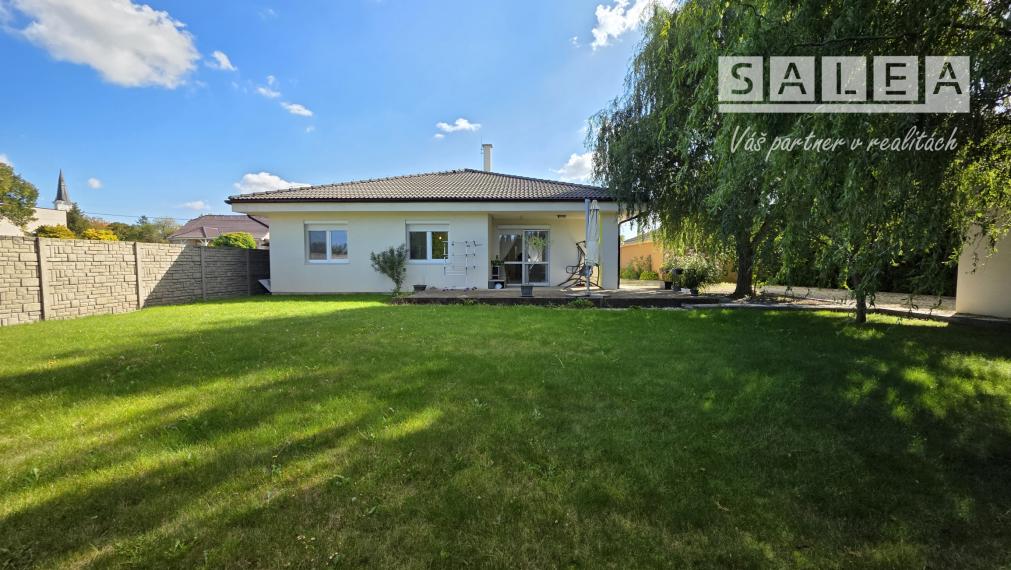 Zánovný 4i-rodinný dom a garáž na pozemku 1087m2 Tomášikovo