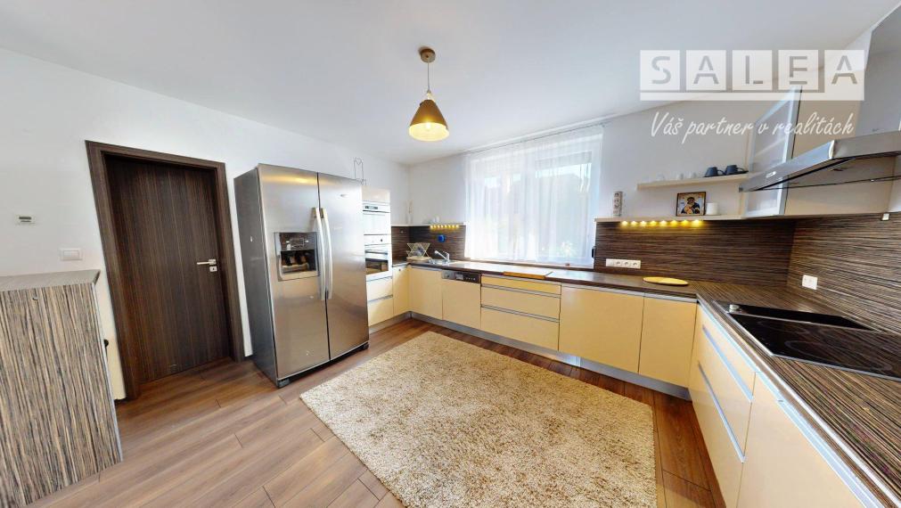 Zánovný 4i-rodinný dom a garáž na pozemku 1087m2 Tomášikovo