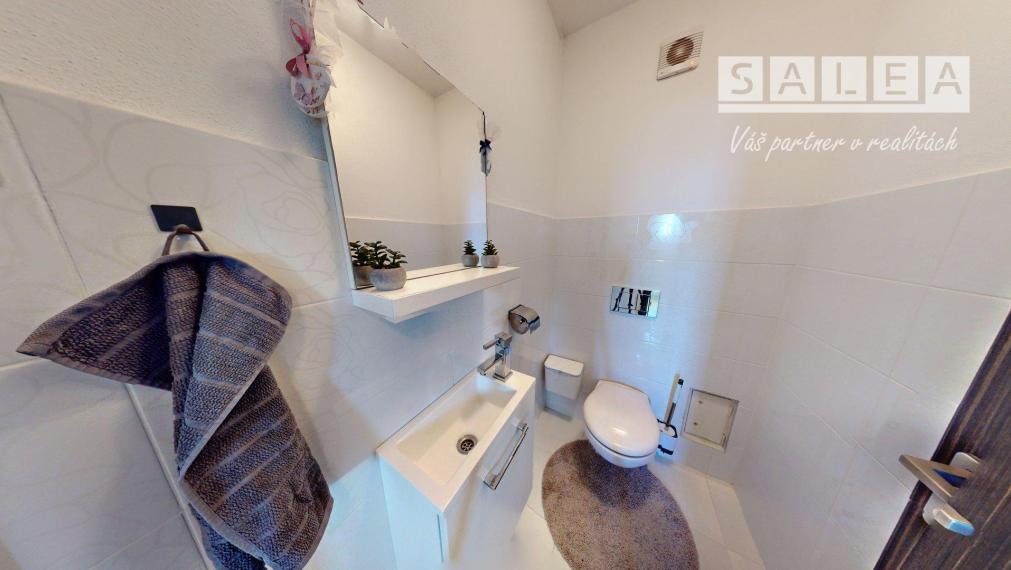 Zánovný 4i-rodinný dom a garáž na pozemku 1087m2 Tomášikovo