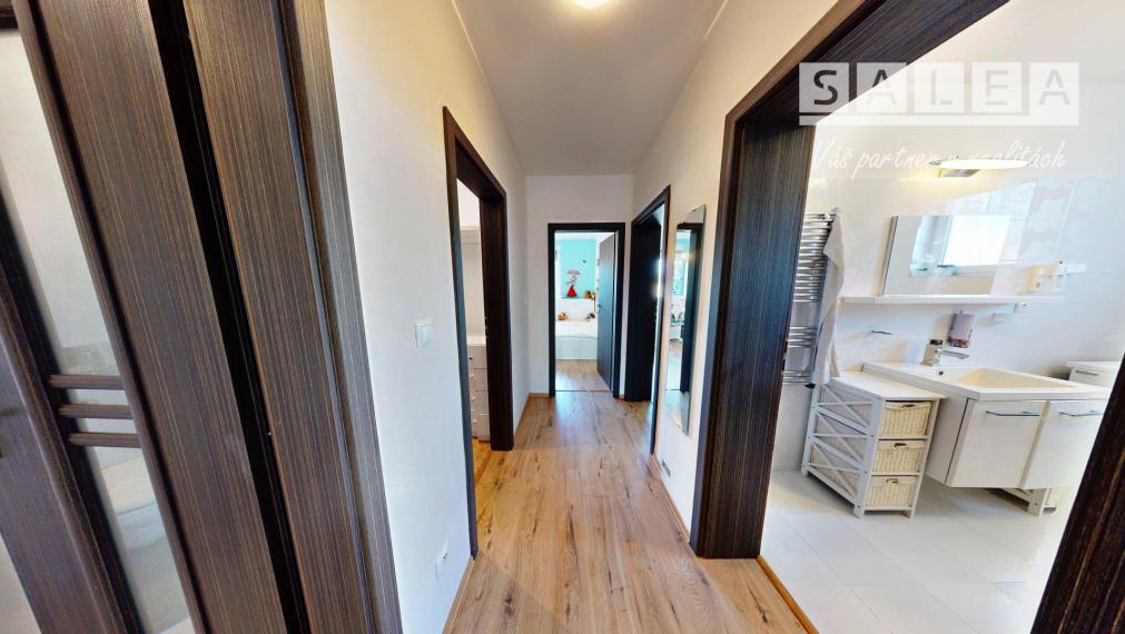 Zánovný 4i-rodinný dom a garáž na pozemku 1087m2 Tomášikovo