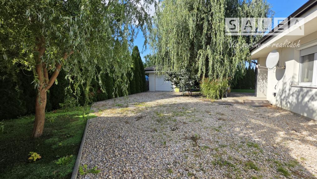 Zánovný 4i-rodinný dom a garáž na pozemku 1087m2 Tomášikovo