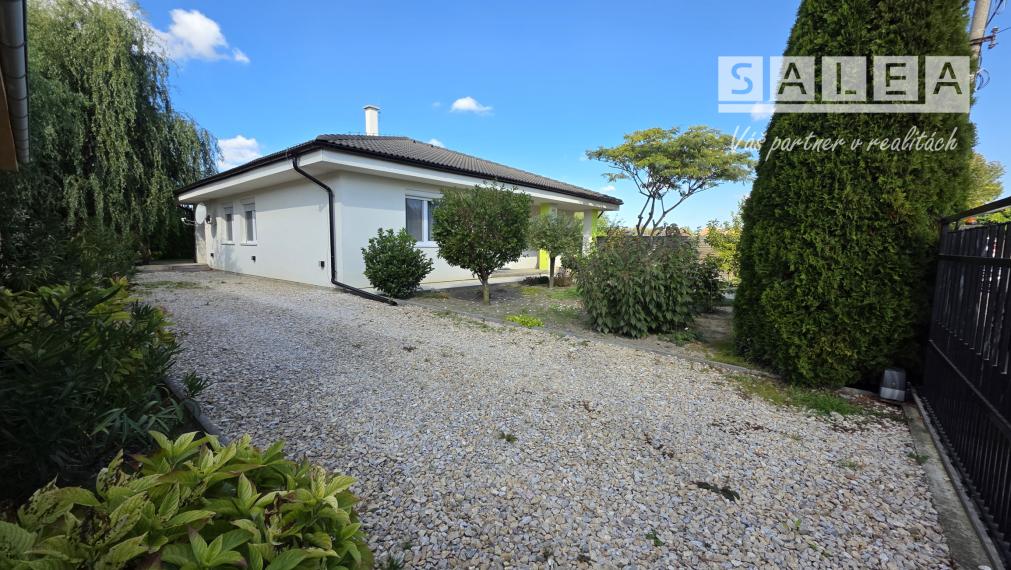 Zánovný 4i-rodinný dom a garáž na pozemku 1087m2 Tomášikovo