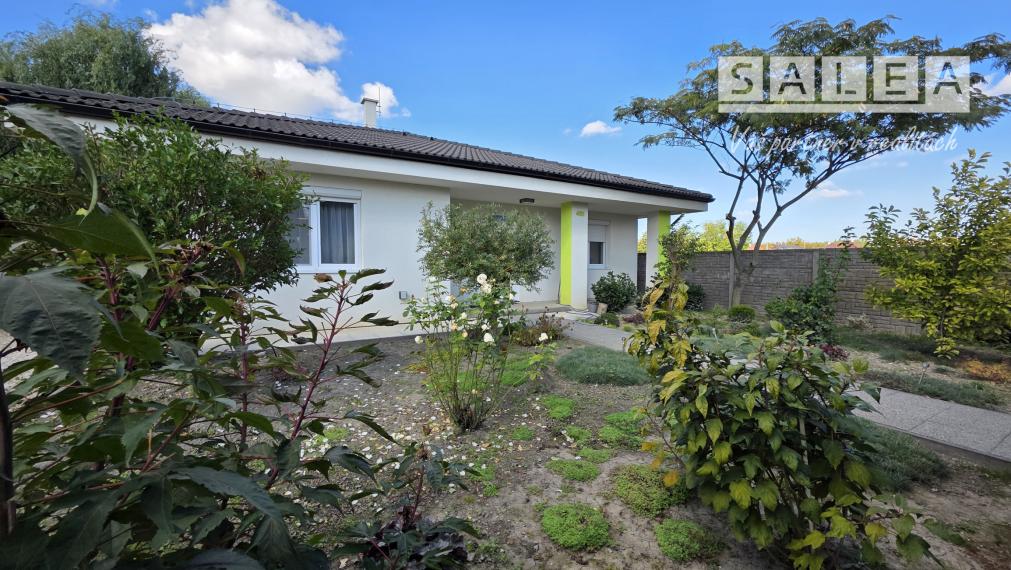 Zánovný 4i-rodinný dom a garáž na pozemku 1087m2 Tomášikovo