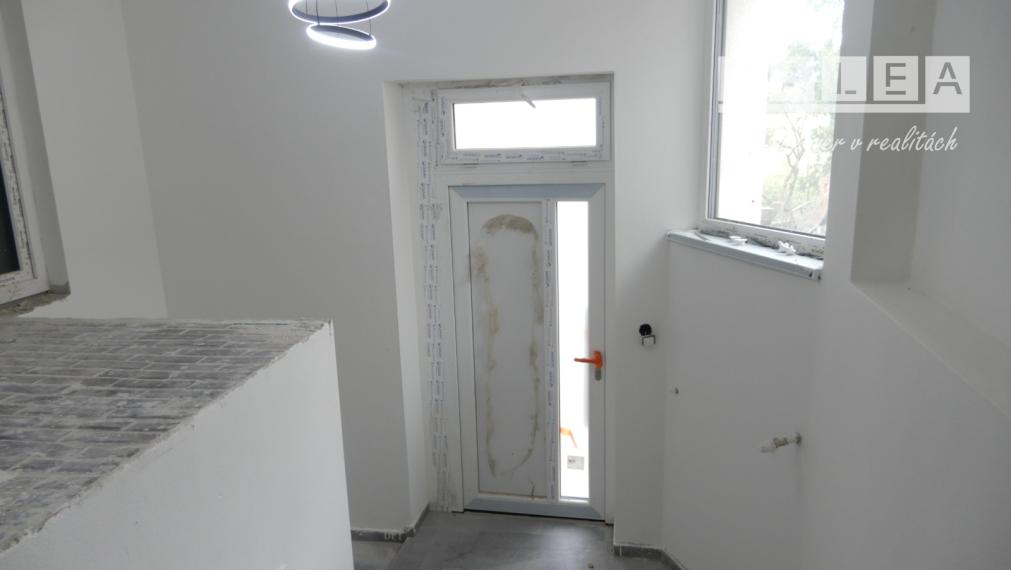 Pekný rodinný dom, 300 m2, kompletná rekonštrukcia, Hronské Kľačany, okr. Levice