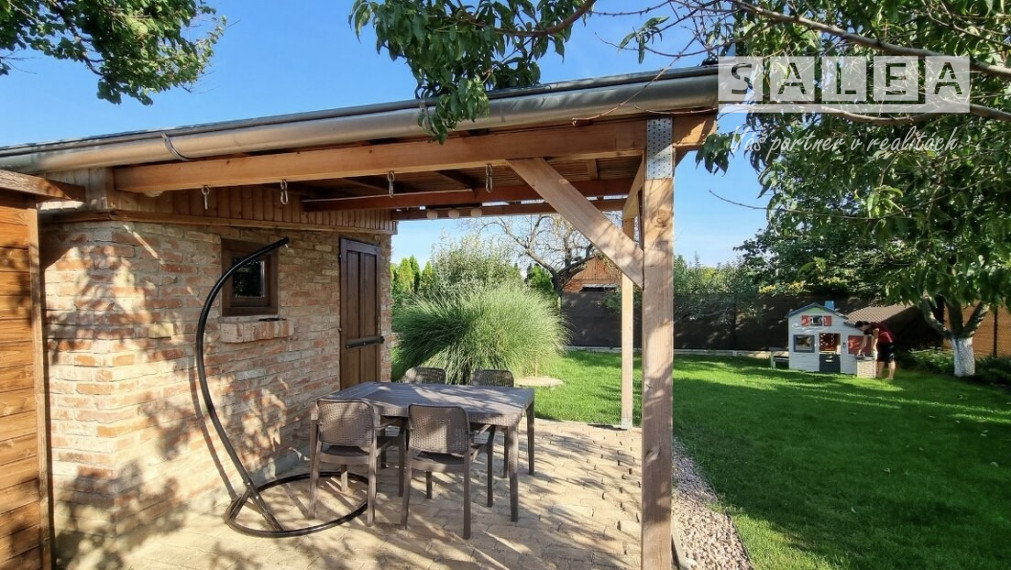 Krásna záhrada v Šali 305 m2 s chatkou pri futbalovom štadióne