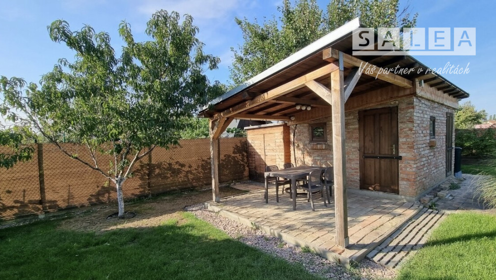 Krásna záhrada v Šali 305 m2 s chatkou pri futbalovom štadióne