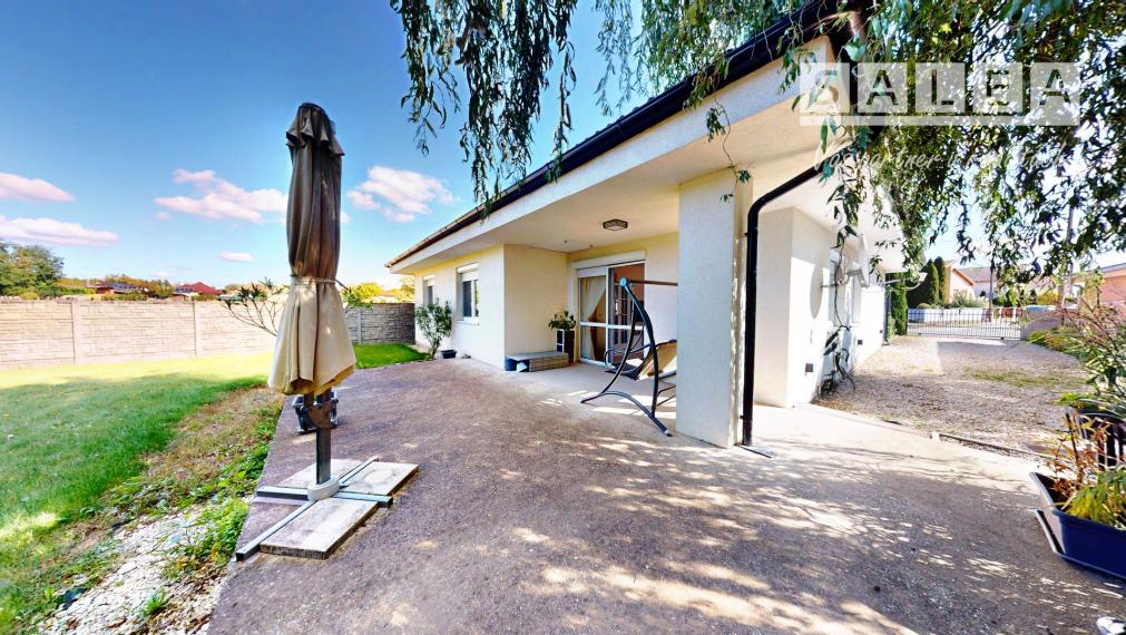 Zánovný 4i-rodinný dom a garáž na pozemku 1087m2 Tomášikovo